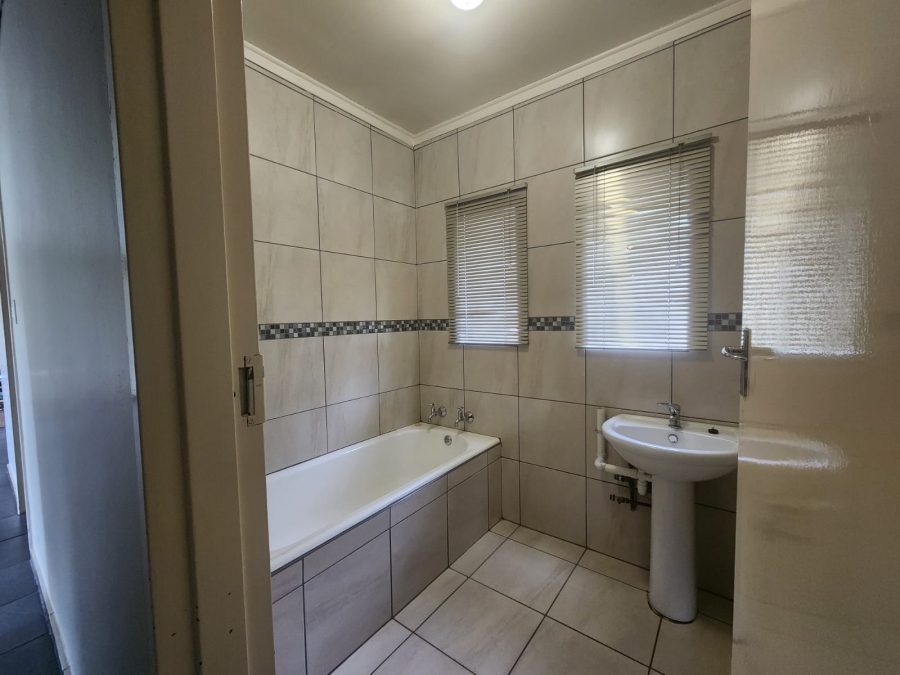 To Let 3 Bedroom Property for Rent in Naudeville Free State